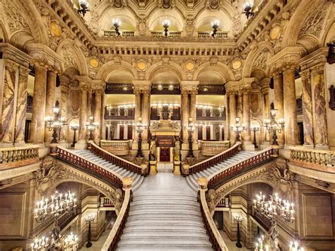 Phantom of the Opera: Un melodrama gótico que explora la obsesión y el amor imposible en los escenarios de la Ópera Garnier!